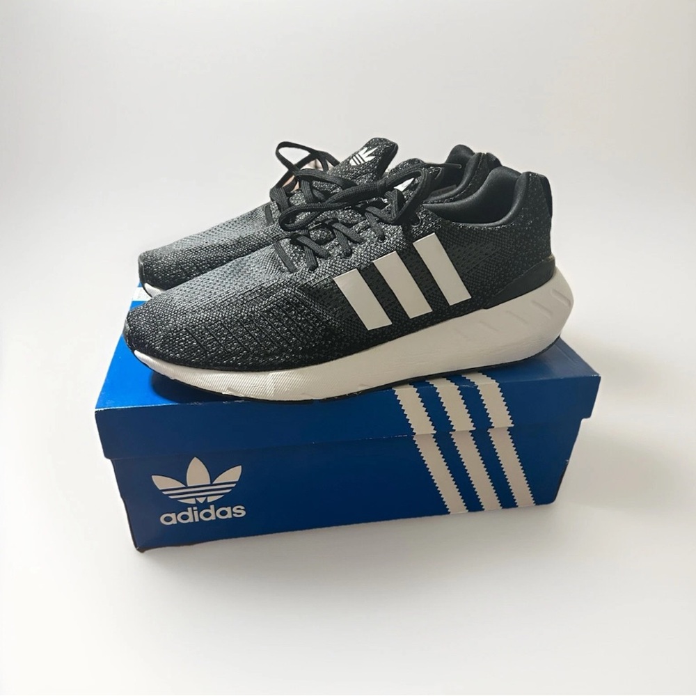 Adidas Swift Run 22 - Men’s sneakers - US Size 10 - Black and White